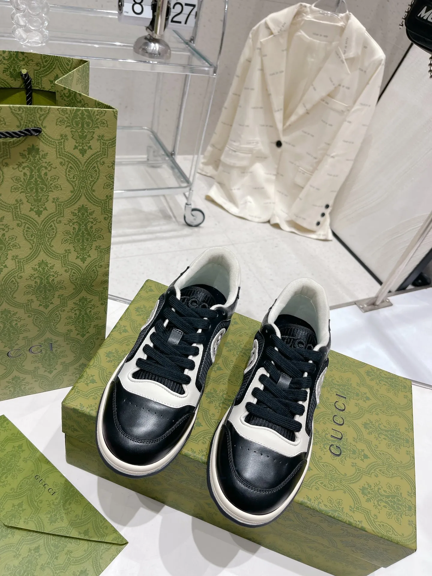 👟👟Ex-factory price 520👟👟 Gucci Gucci 2023 latest hot model MAC80 sneakers, couple style, casual, retro, old, dirty shoes, small dirty shoes, white shoes, original purchase, development, production, Gucci MAC80 new hot model series. The exquisite and compact interlocking double G logo romantically interprets the aesthetic concept of this series. Made of off-white leather, retro inspiration is cleverly integrated into the design of sports shoes, reinterpreting the brand logo. Fabric: Original custom imported first-layer cowhide. Lining: Original custom imported breathable mesh. Outsole: Original molded two-color TPU outsole. Sole thickness: 3CM. Size: Women's 35-40 / Men's 39-45.